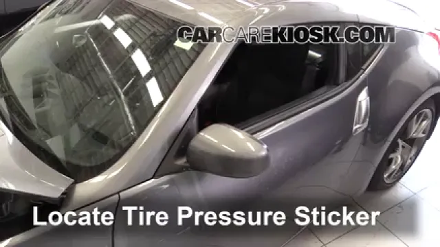 2016 Nissan 370Z 3.7L V6 Coupe Neumáticos y ruedas Controlar presión de neumáticos